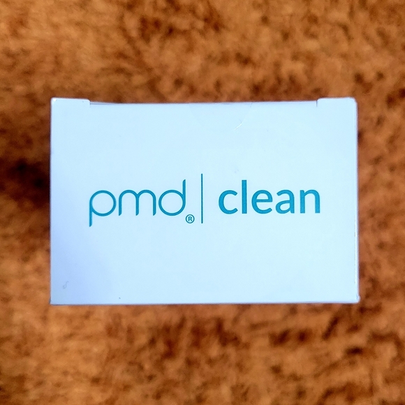 pmd clean Smart Facial Cleansing Device Berry Silicone Face Brush BNWT Sealed - Picture 7 of 7